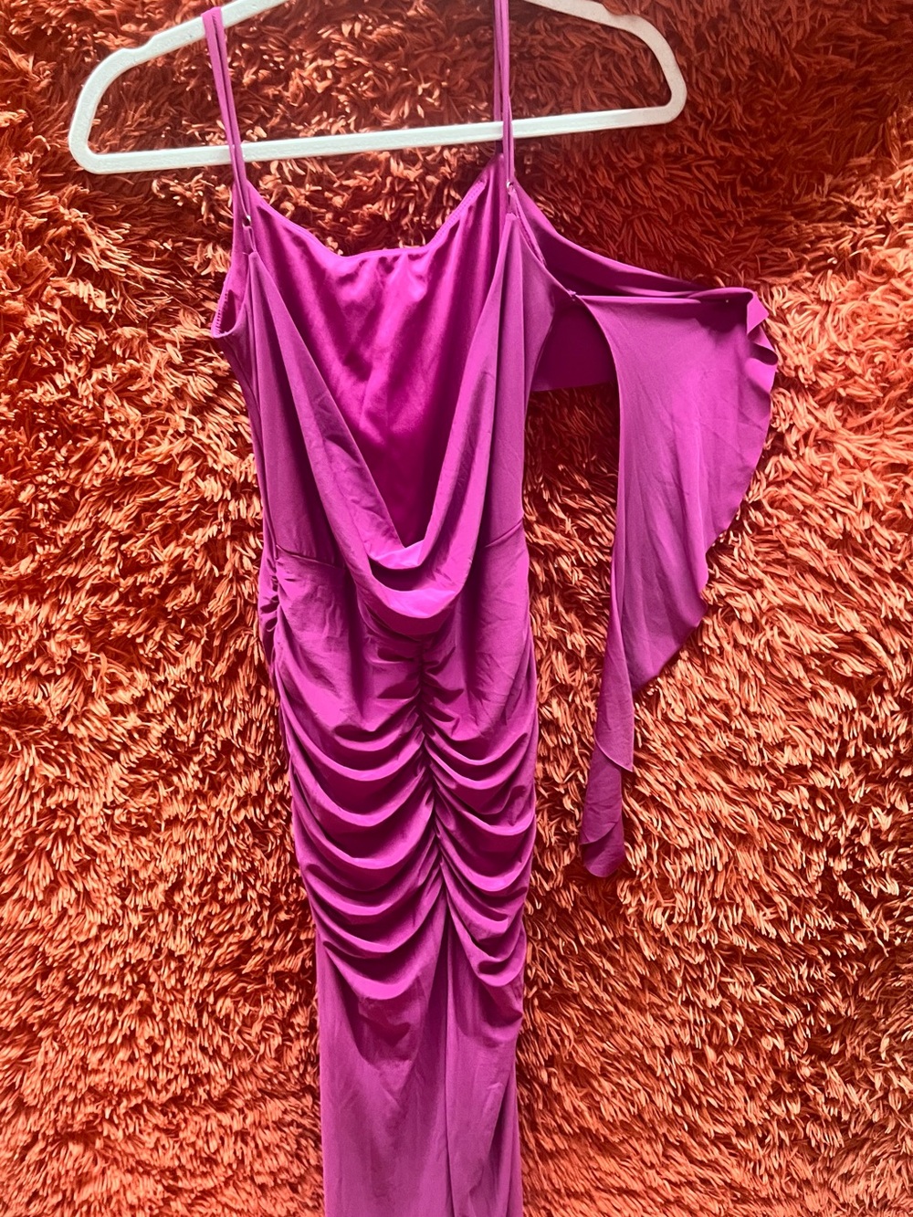 Fashion Nova Ruched Magenta low back one sleeved Evening Dress Size Medium - Picture 3 of 5